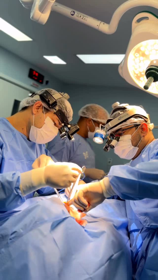 Na sala cirúrgica, não existe espaço para improviso.
Cada movimento é calculado,